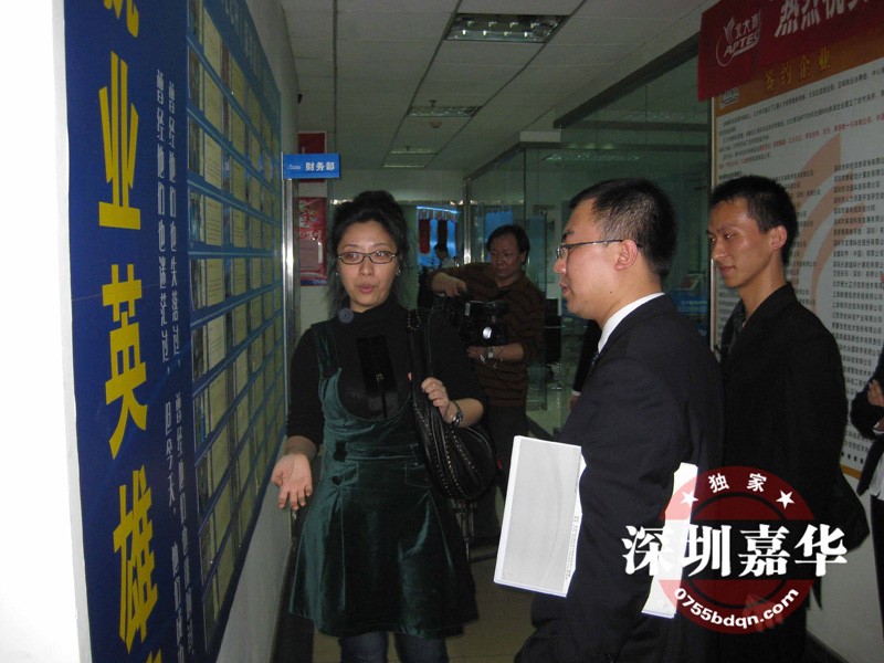 CCTV2记者听嘉华教育总经理介绍中心就业成果