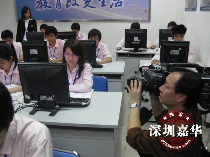 CCTV2拍摄嘉华学员上机