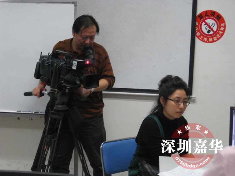 中央电视台CCTV2在嘉华学校摄制现场-记者在采访学员