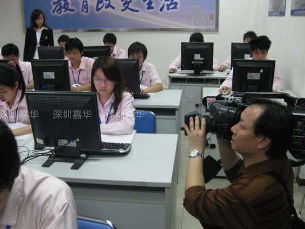 CCTV2拍摄嘉华学员上机
