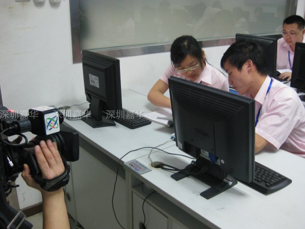 中央电视台CCTV2摄制现场-学员讨论技术问题
